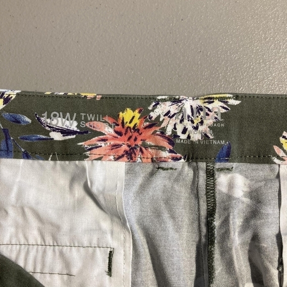 a.n.a. Olive Green Floral Twill Chino Shorts Women's Size 18W Casual Summer EUC - Picture 6 of 7